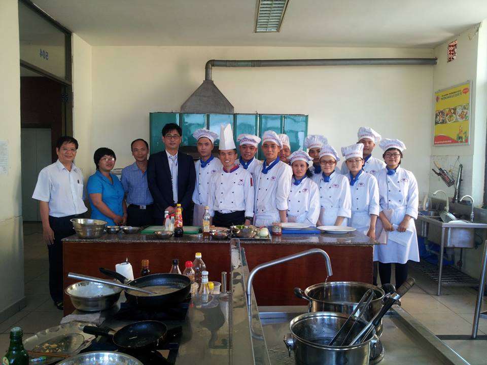 ベトナム人特定技能生に調理を訓練